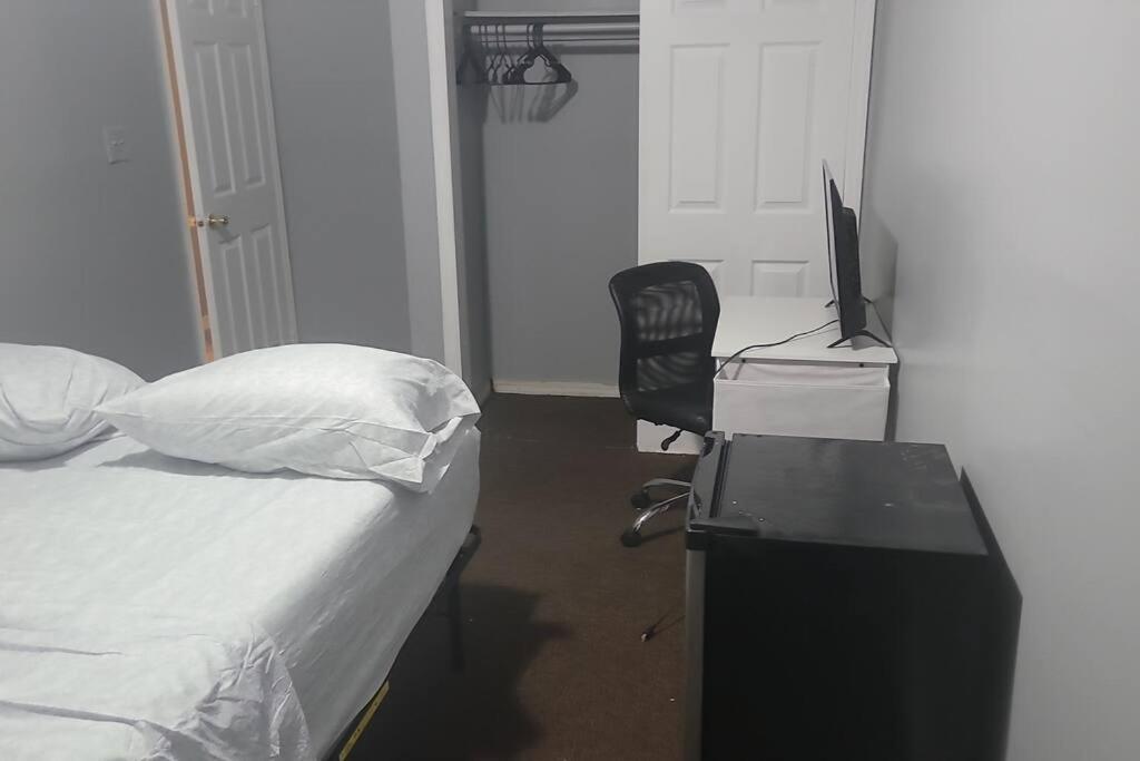 Room In A Beach House With King Size Bed In A Landlord Hosted Three Bedroom Apartment New York Luaran gambar