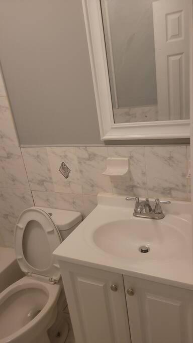 Room In A Beach House With King Size Bed In A Landlord Hosted Three Bedroom Apartment New York Luaran gambar