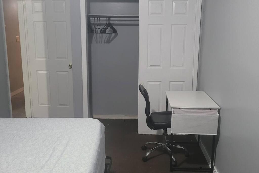 Room In A Beach House With King Size Bed In A Landlord Hosted Three Bedroom Apartment New York Luaran gambar
